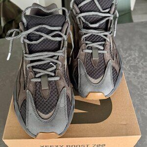 Yeezy 700 Geode stored in original box